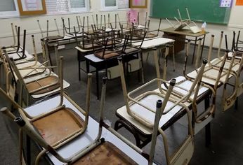 La docencia, en crisis: sueldos mal pagos, pluriempleo y endeudamiento. La docencia, en crisis: sueldos mal pagos, pluriempleo y endeudamiento.