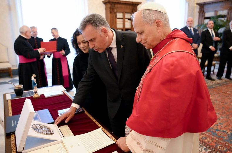 Intercambio de dones entre el Santo Padre y el presidente de Uruguay.
