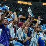 Algunos hinchas argentinos esperan la última tanda de entradas. Algunos hinchas argentinos esperan la última tanda de entradas.