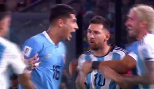 Mathías Olivera, de Uruguay, discute con Messi y De Paul.