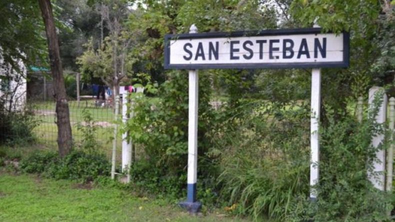 San Esteban está conectada por rutas provinciales y nacionales, con acceso en auto y transporte interurbano.