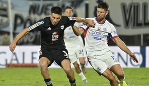 Mariano Bracamonte, de Riestra, pelea por el balón con Luciano Vietto. Mariano Bracamonte, de Riestra, pelea por el balón con Luciano Vietto.