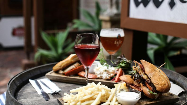 Olvida la típica combinación de hamburguesa con refresco o cerveza y atrévete a probar un maridaje diferente: vino