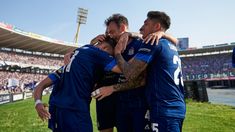 Los jugadores de la T festejan la victoria contra la Academia. Los jugadores de la T festejan la victoria contra la Academia.