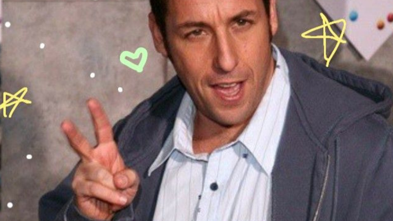 La escenografía del espectáculo fue creadapor el director y Sandler no solo para que pareciera un lugar inconcluso para un espectáculo de comedia