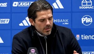 El entrenador de la U de Chile se descompensó en plena conferencia de prensa.