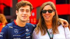 El argentino junto a su representante española. El argentino junto a su representante española.