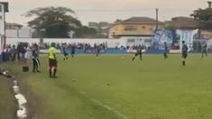 Detuvieron a un árbitro en medio de un partido de fútbol por vínculos con el narcotráfico. Detuvieron a un árbitro en medio de un partido de fútbol por vínculos con el narcotráfico.