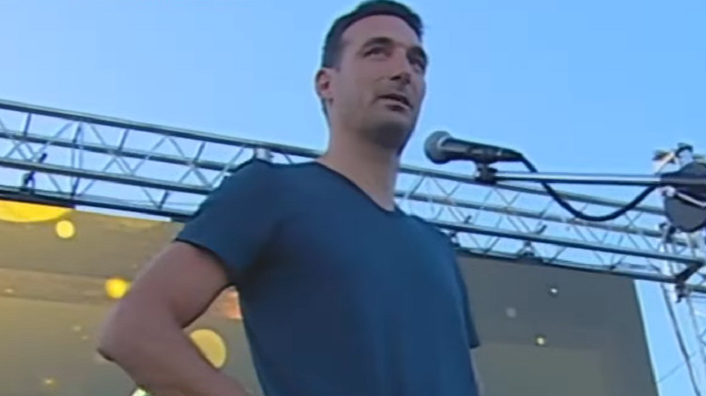 Emocionado Scaloni en la llegada a su pueblo.