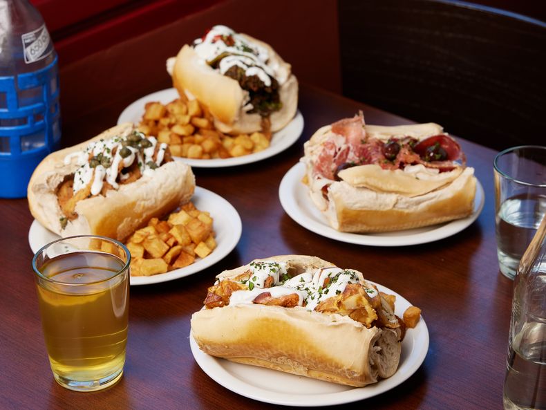 Una cantina española que propone una experiencia de tapeo con vermut y sobremesas largas.