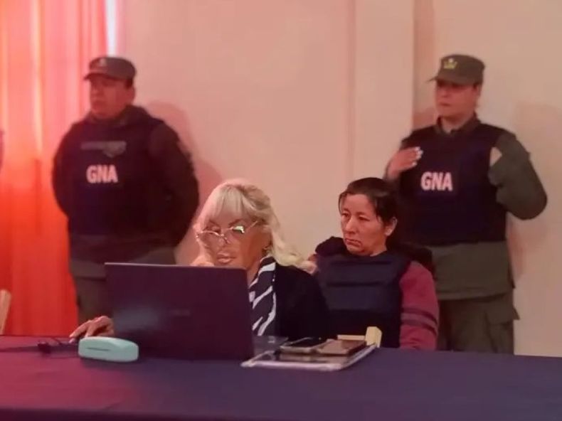 Monica Chirivín con Laudelina Peña durante el juicio por la desaparición de Loan Peña.