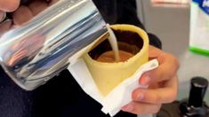 Este es el café servido en una galletita. Este es el café servido en una galletita.