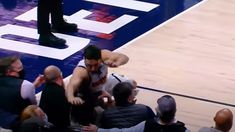 Campazzo aterrizó sobre los hinchas para salvar una pelota. Campazzo aterrizó sobre los hinchas para salvar una pelota.