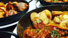 El cordero a la cacerola de El León es un imperdible para quienes buscan sabores intensos y bien argentinos. El cordero a la cacerola de El León es un imperdible para quienes buscan sabores intensos y bien argentinos.