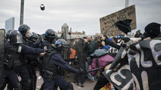 Los enfrentamientos con la policía comenzaron unas horas después del comienzo de las manifestaciones Los enfrentamientos con la policía comenzaron unas horas después del comienzo de las manifestaciones