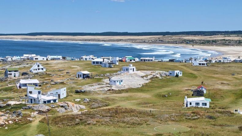 Cabo Polonio combina surf, avistaje de ballenas y cielos ideales para observar la Vía Láctea en un entorno natural único.