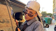 mc buzzz: lo primero que hice con el dinero que gane fue pagarle el alquiler a mi mama mc buzzz: lo primero que hice con el dinero que gane fue pagarle el alquiler a mi mama