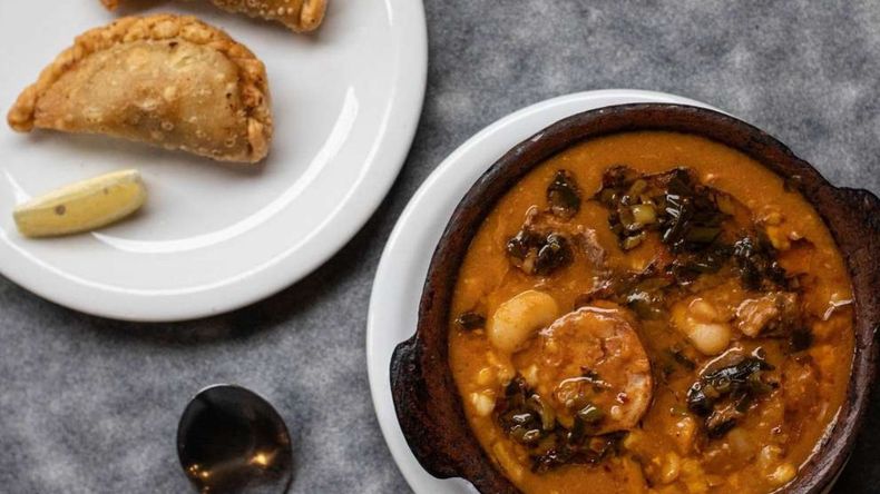 El menú de Mondongo & Coliflor ofrece platos emblemáticos como el guiso de mondongo, la milanesa a la napolitana, pastas caseras, carnes a la parrilla y una variada selección de empanadas.