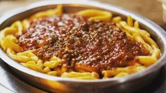 Con un ambiente muy futbolero de fondo, es posible disfrutar de un amplio menú y con grandes porciones. Con un ambiente muy futbolero de fondo, es posible disfrutar de un amplio menú y con grandes porciones.