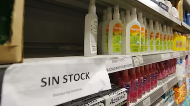 Alertaron que la falta de producción de repelente llegó a la góndola de los supermercados.