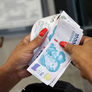 El salario mínimo, en caída libre.