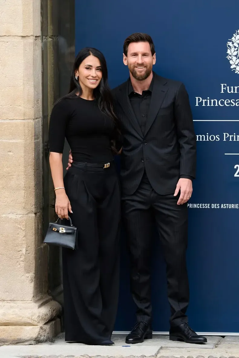 Así fue el look con el que Antonela acompañó a Messi en la entrega del Premio Princesa de Asturias.