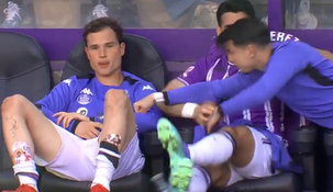 Dos futbolistas de Real Valladolid se pelearon en el banco de suplentes.
