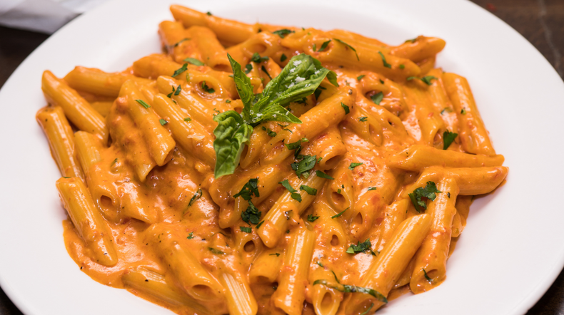 El almidón que larga la pasta mejora su adherencia a una salsa y por ende mejora su textura y cremosidad.