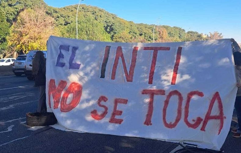 Trabajadores del INTI cortaron la General Paz en rechazo a una centralización del organismo.