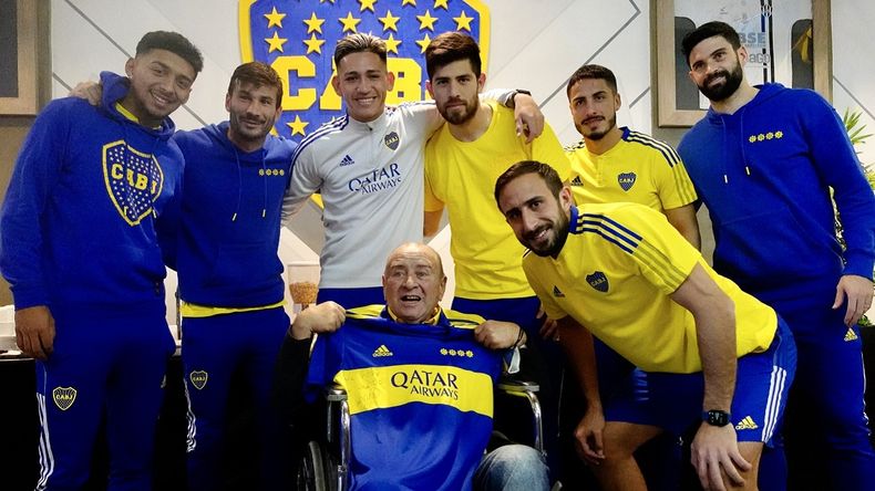 El señor junto a los integrantes del plantel xeneize.