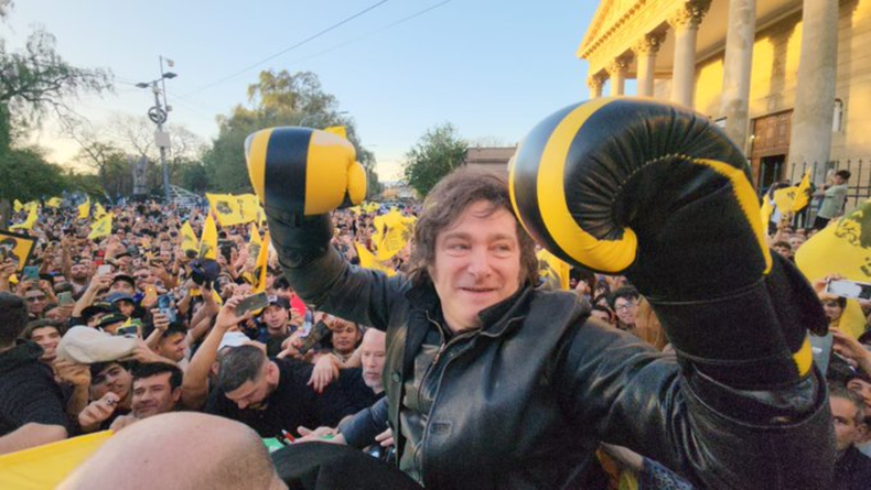 Milei pasó por San Luis con guantes de boxeo.