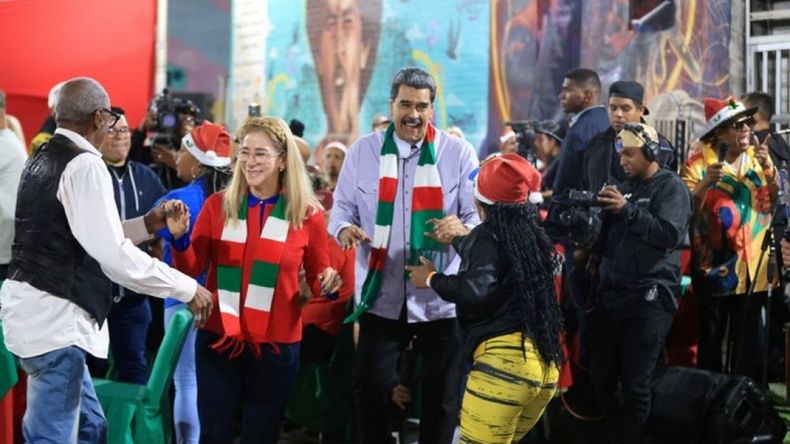 El presidente de Venezuela Nicolás Maduro protagonizó el primero de una serie de festejos de Navidad en Caracas.