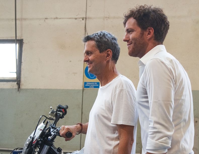 Agust&iacute;n y Alejandro Visokolskis, juntos en la planta de Okinoi.