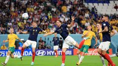 Francia y Australia juegan por el grupo D del Mundial. Francia y Australia juegan por el grupo D del Mundial.