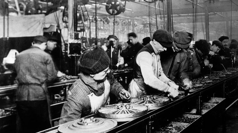 Operarios de la planta Ford en Michigan.