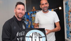 Santiago Carreras, gerente de Asuntos Institucionales y Comunicación de YPF, le entregó una placa a Leo Messi como embajador del centenario. Santiago Carreras, gerente de Asuntos Institucionales y Comunicación de YPF, le entregó una placa a Leo Messi como embajador del centenario.