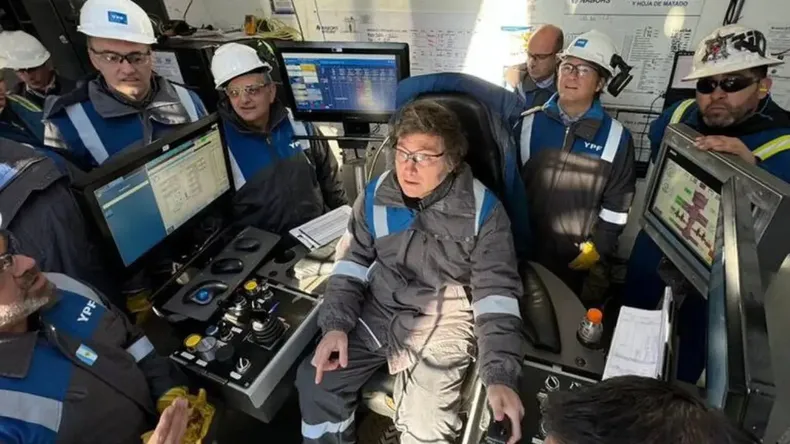 Manuel Adorni junto a Javier Milei en 2024 cuando visitaron el yacimiento de Vaca Muerta, con autoridades de YPF.
