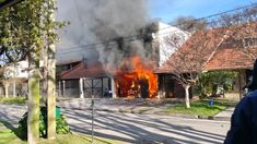 Impactante incendio en Mar del Plata consumió una casa por completo en pocos minutos. Impactante incendio en Mar del Plata consumió una casa por completo en pocos minutos.