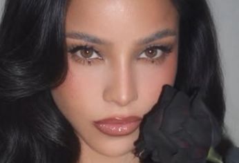 Emilia Mernes celebró la llegada de sus 30 años con un impactante look total black y un festejo íntimo.