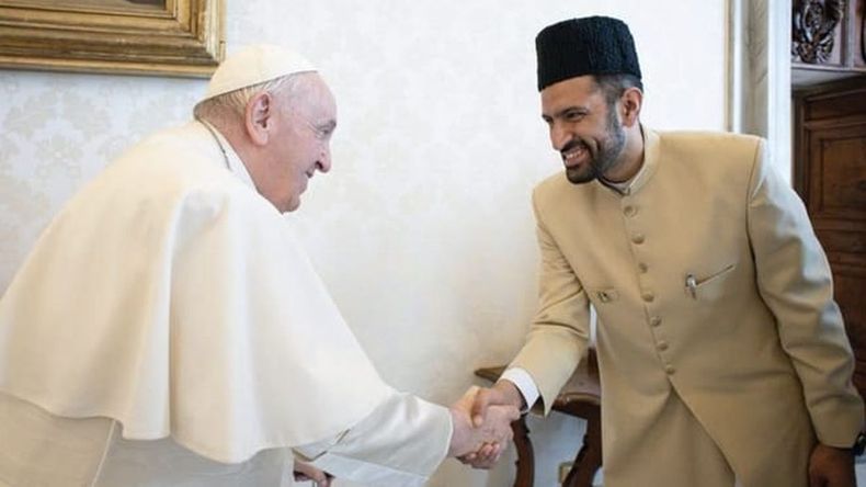 El imán Marwan Gill con el papa Francisco.