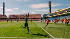 Torres festeja el 2-0 junto al banco de suplentes del Tiburón. Torres festeja el 2-0 junto al banco de suplentes del Tiburón.
