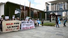 Esta es la segunda protesta que recibió Milei desde su llegada a Alemania Esta es la segunda protesta que recibió Milei desde su llegada a Alemania