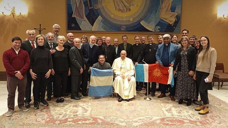 El Papa con la delegación de Santiago del Estero que llegó al Vaticano para acompañar a Bokalic.