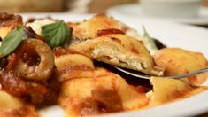 Un espacio rodeado de imponentes ventanales donde disfrutar las especialidades de la casa. Un espacio rodeado de imponentes ventanales donde disfrutar las especialidades de la casa.