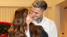 El futbolista le obsequió una cartera de LV personalizada a su pareja. El futbolista le obsequió una cartera de LV personalizada a su pareja.