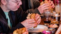 El menú exhibe seis estilos de pollo frito. El menú exhibe seis estilos de pollo frito.