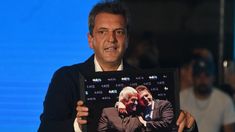 Massa sostiene una imagen junto a De la Sota.