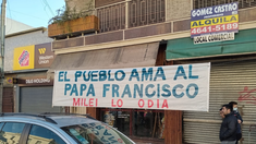 Aparecieron pasacalles en contra de Milei.