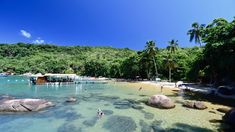 Ilha Grande es un destino sin autos, con más de cien playas vírgenes y una red de senderos que atraviesan la selva atlántica. Ilha Grande es un destino sin autos, con más de cien playas vírgenes y una red de senderos que atraviesan la selva atlántica.