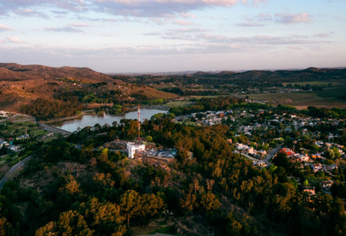 Vista panorámica de Tandil y sus sierras emblemáticas. Vista panorámica de Tandil y sus sierras emblemáticas.
